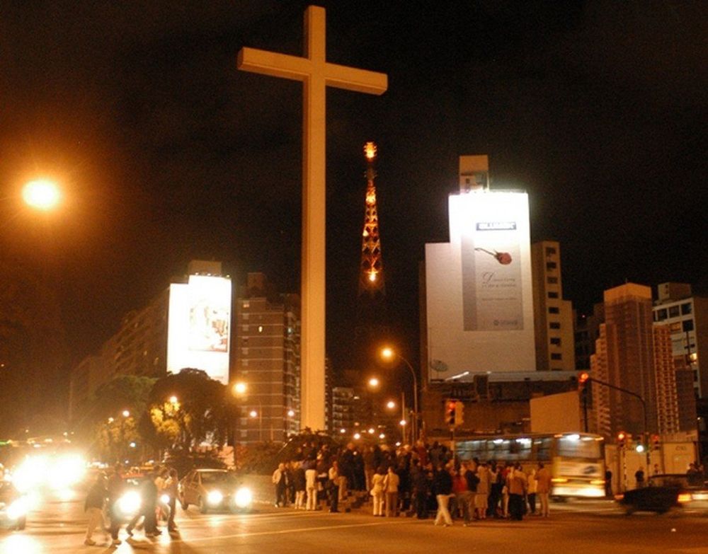 En 1988 el Papa Juan Pablo II ofició una misa y hoy una gran cruz es testimonio de aquel momento