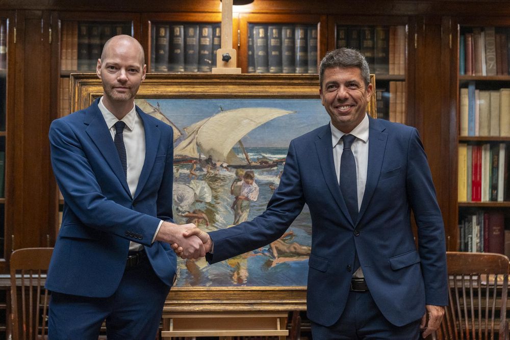 Carlos Maz&oacute;n con el director de la Hispanic Society, Guillaume Kientz, en Nueva York. EFE