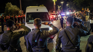 Familiares de rehenes israelíes piden detener el alto al fuego si los terroristas de Hamás no devuelven a todos los fallecidos. Familiares de rehenes israelíes piden detener el alto al fuego si los terroristas de Hamás no devuelven a todos los fallecidos.