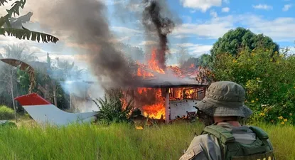 Los buscadores de oro que provienen de regiones pobres y cruzan la selva con sus escasas pertenencias sobre sus espaldas