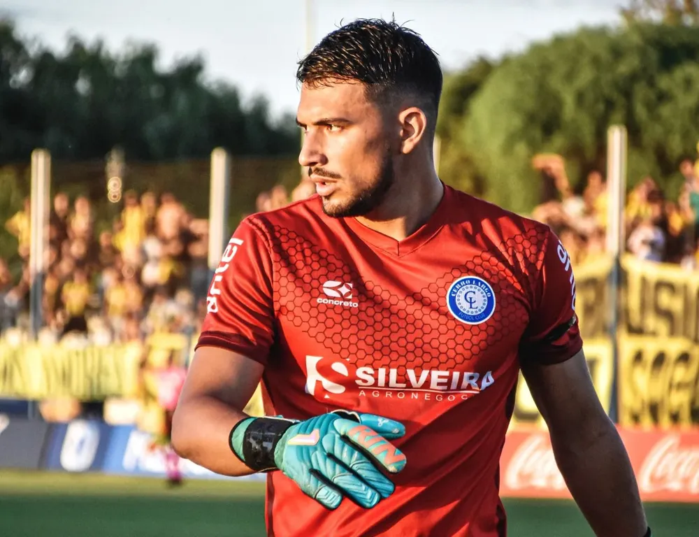 Bacchia con la hinchada de Peñarol de fondo