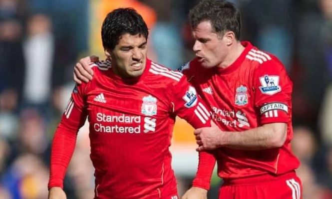 Luis Suárez y Jamie Carragher en Liverpool