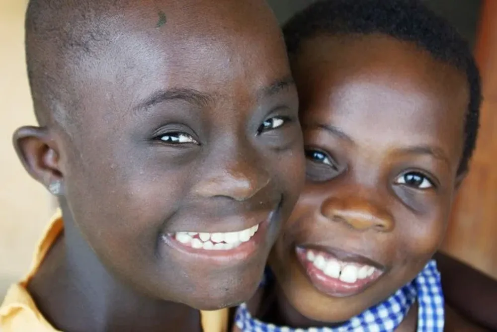 Dos estudiantes de una escuela para personas con trastornos cognitivos en Ghana