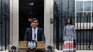 El saliente primer ministro, Rishi Sunak, acompañado de su mujer, Akshata Murty, comunica su marcha del Ejecutivo británico a las puertas del 10 de Downing Street.