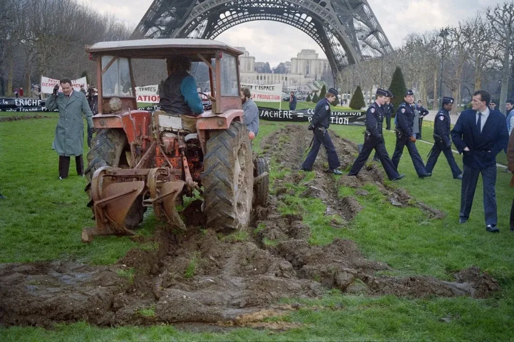 Demostración de agricultores frente a la torre Eiffel.