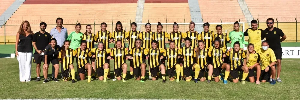 El plantel de Peñarol femenino completo antes de viajar a jugar la Copa Libertadores