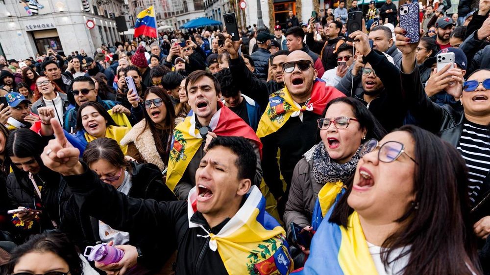 Venezolanos festejan en la Puerta del Sol de Madrid, la caída de Nicolás Maduro.&nbsp;