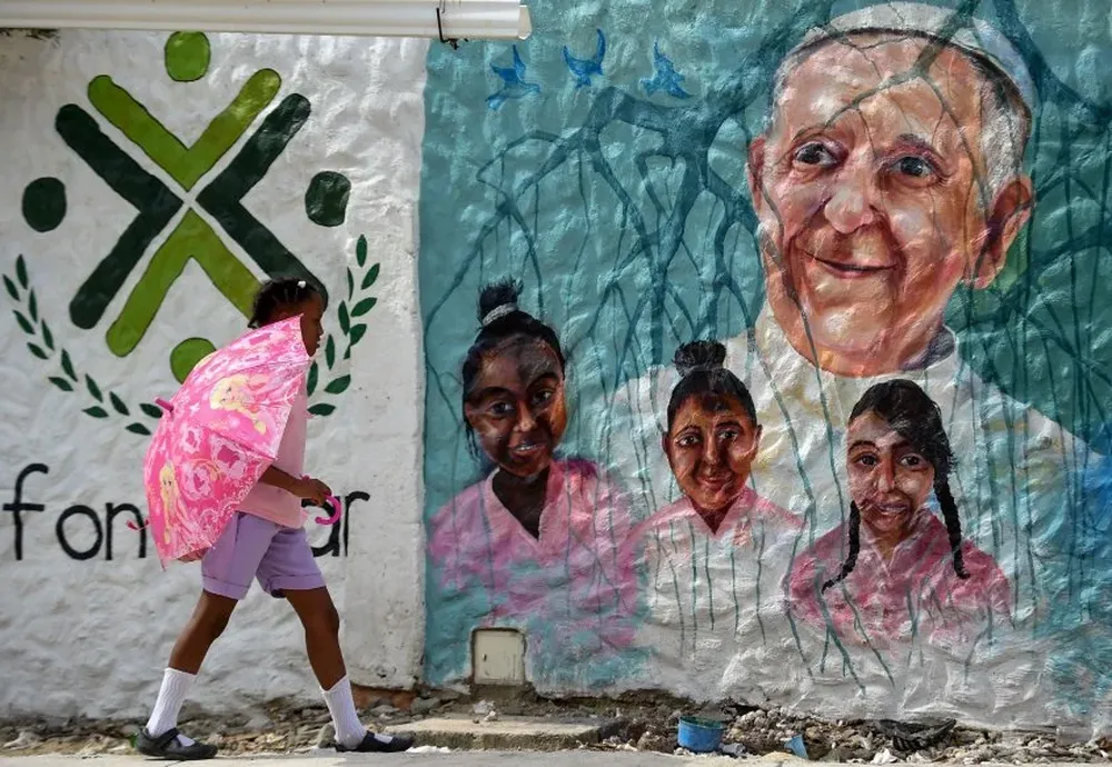 Un mural del Papa Francisco cerca del Aeropuerto Internacional Rafael Nunez en Cartagena, Colombia