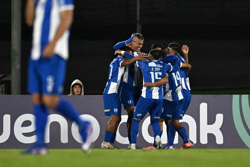 Leonel Roldán de Juventud de Las Piedras celebra con sus compañeros en la goleada sobre Puerto Cabello por Copa Sudamericana&nbsp;