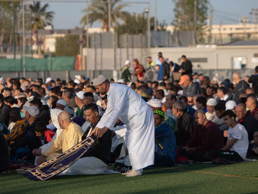 El Gobierno impugna el acuerdo que impide rezos musulmanes en polideportivos de Jumilla, Murcia.
