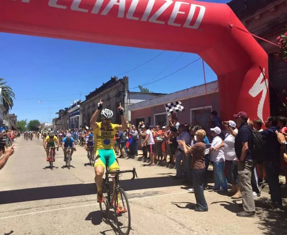 Soto al ganar la etapa en Santa Lucía