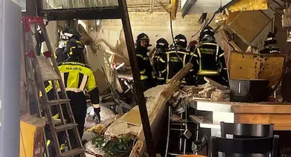 El bar Mis Tesoros, en el barrio madrileño de Vallecas, tras la explosión.