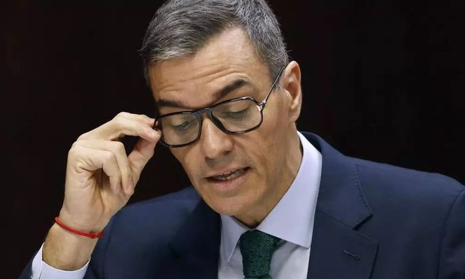 Pedro Sánchez, en el Congreso con sus anteojos de lujo por los que fue muy criticado.