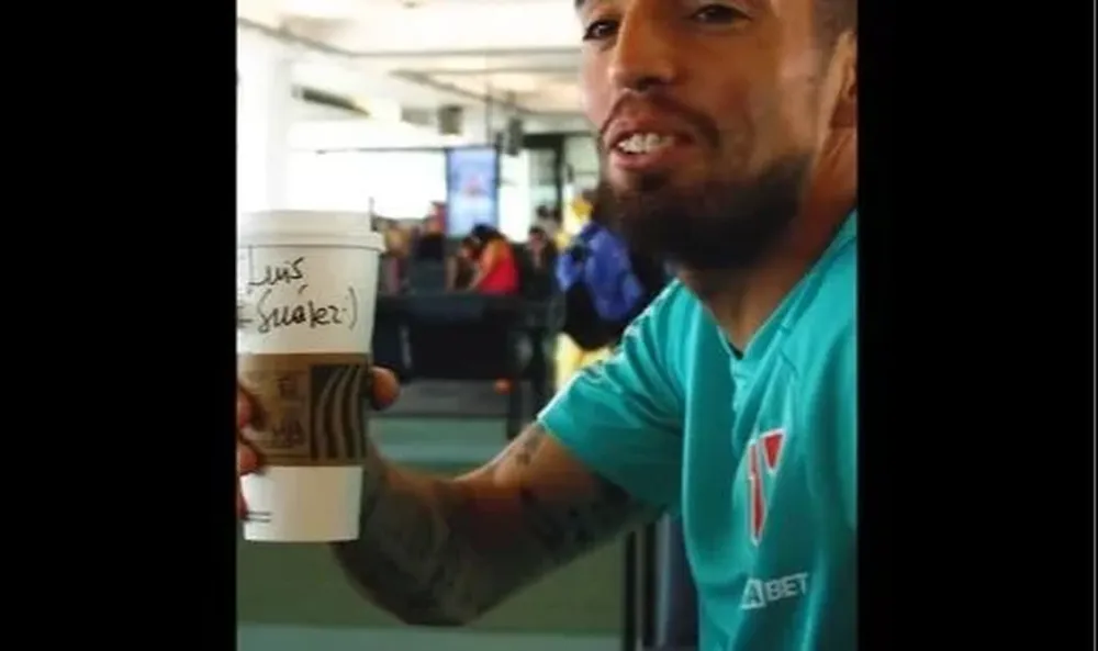 Gabriel Castellón con el vaso de Luis Suárez