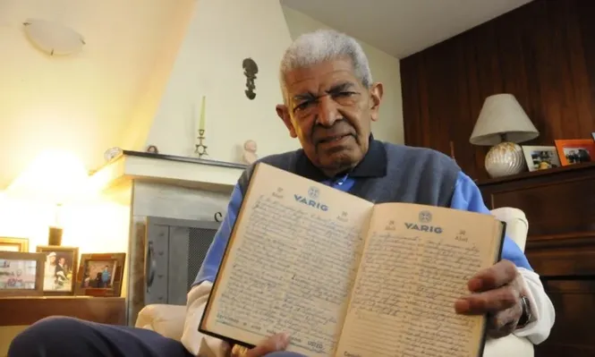 El profe Santos con la agenda original donde anotó día a día la gira que hizo con Liverpool en 1971