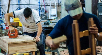 Trabajadores de una carpintería.