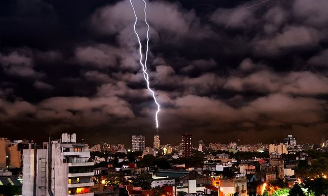 Alerta naranja por tormentas fuertes y posible caída de granizo en cinco provincias: a qué hora llueve en el AMBA