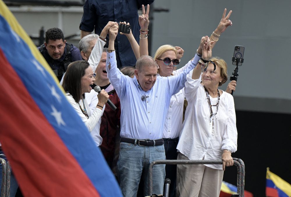 20240730 VENEZUELA-ELECTION-VOTE-AFTERMATH-PROTEST Venezuelan opposition leader Maria Corina Machado (L) talks to supporters as she rises the hand of opposition presidential candidate Edmundo Gonzalez Urrutia during a rally in front of the United Nations