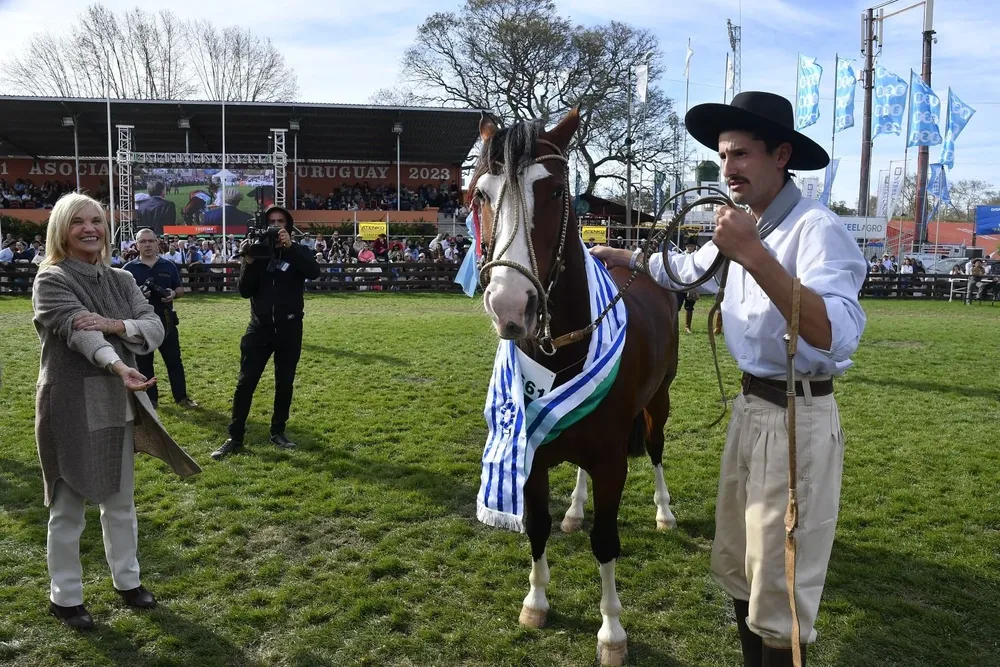 Beatriz Argimón fue una de las autoridades que distinguió a la Campeona Suprema de la raza, procedente desde Brasil.