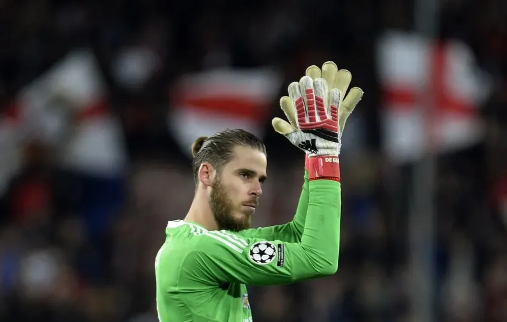 De Gea saluda a los hinchas que le reconocen tras una gran actuación