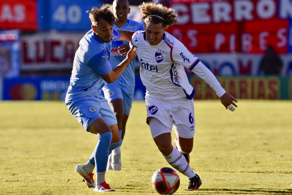 Luciano Boggio de Nacional ante Montevideo City Torque por el Torneo Intermedio