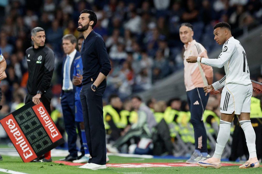 Arbeloa y Mbappé en el partido de Real Madrid ante Oviedo