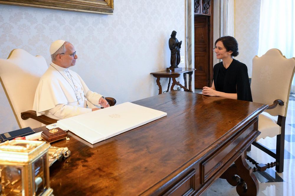 Isabel Díaz Ayuso junto al papa León XIV en el Vaticano, previo a su visita a España.