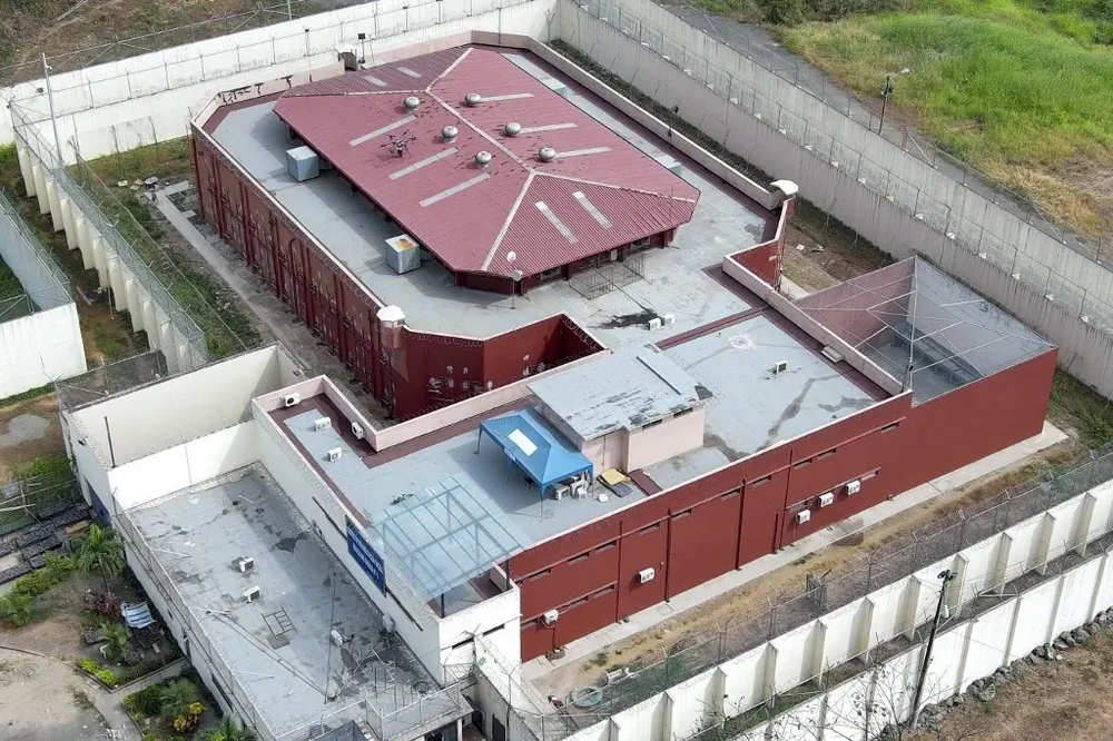 El dron cargado de explosivos se posó sobre el techo de la cárcel.