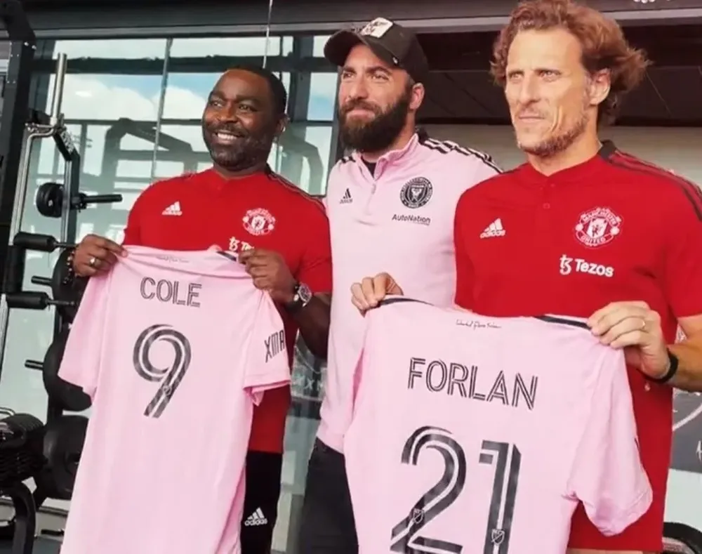 Diego Forlán visitó a Inter MIami y fue recibido por Gonzalo Higuaín; en la foto aparece otra exleyenda de Manchester United, Andy Cole