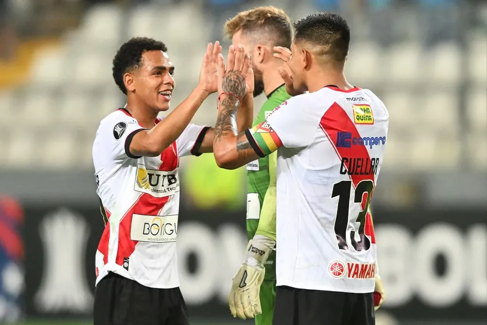 Jugadores de Always Ready celebran la clasificación