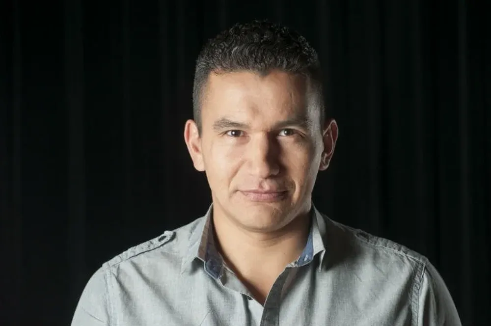 Wab Kinew es líder del Nuevo Partido Democrático y llega a la gobernación de la provincia canadiense de Manitoba con amplia mayoría.