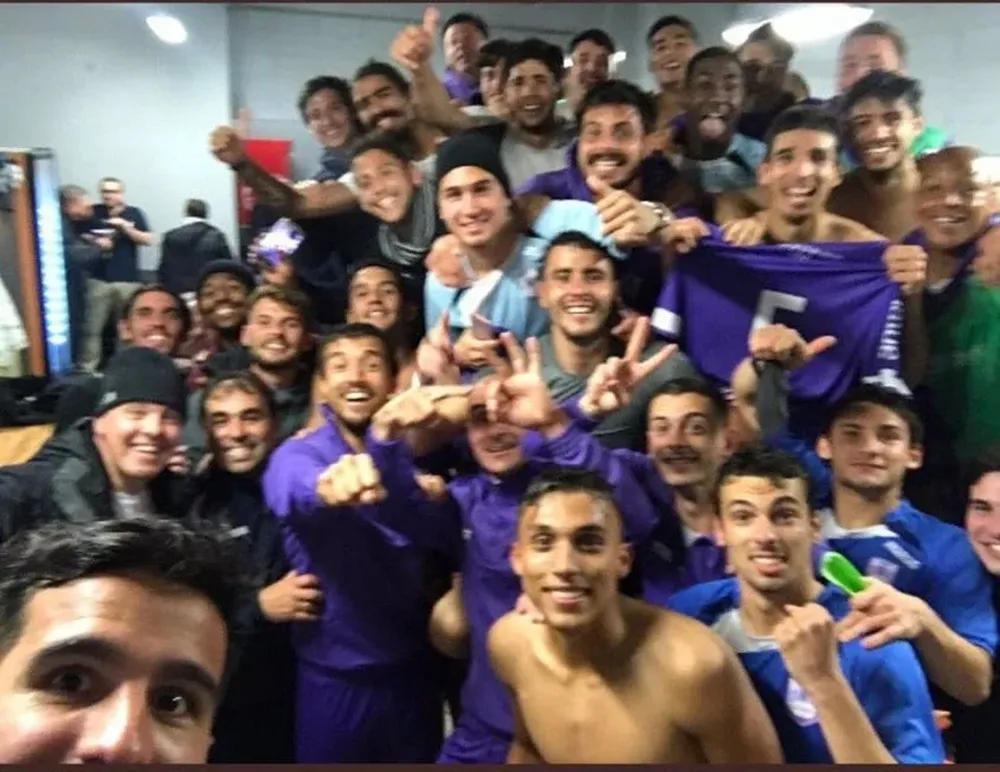 Los jugadores de Defensor celebrando en el Campeón del Siglo