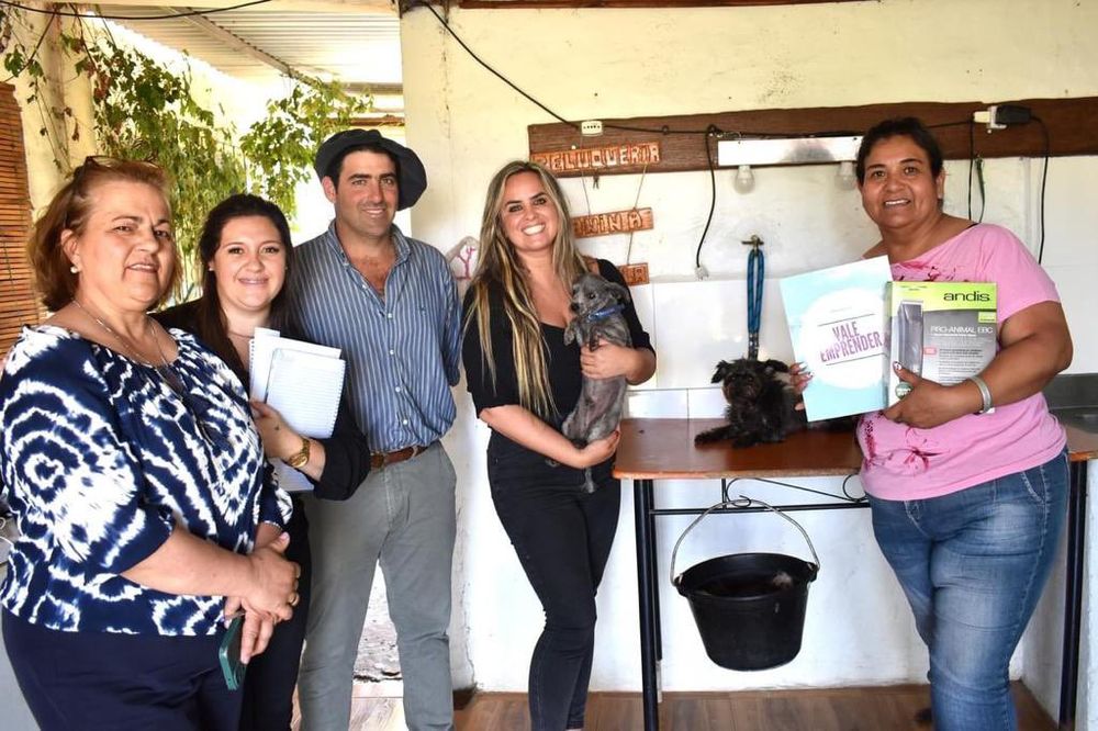 Valentina Dos Santos junto a beneficiarios del programa Vale Emprender