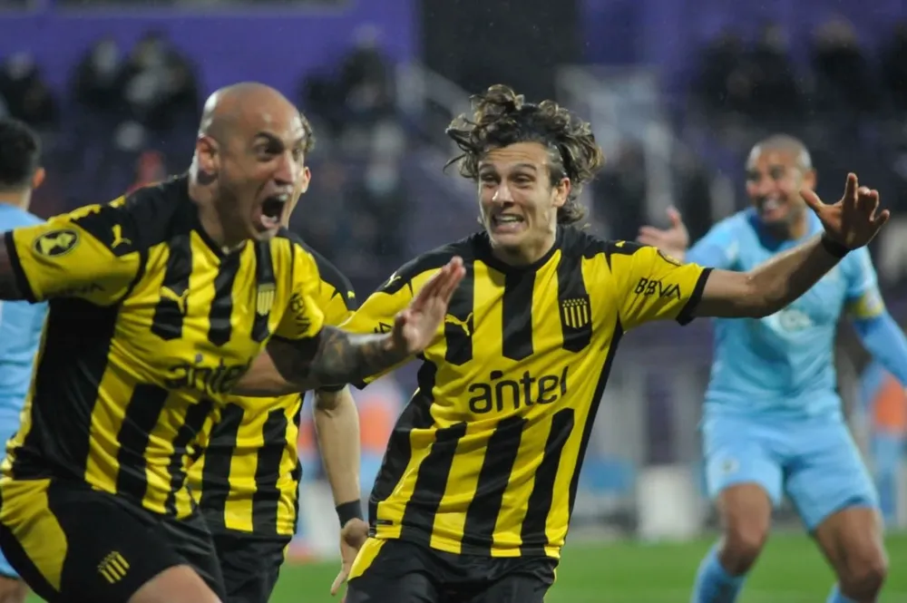 Ariel Nahuelpán celebra su gol para Peñarol ante Montevideo City Torque