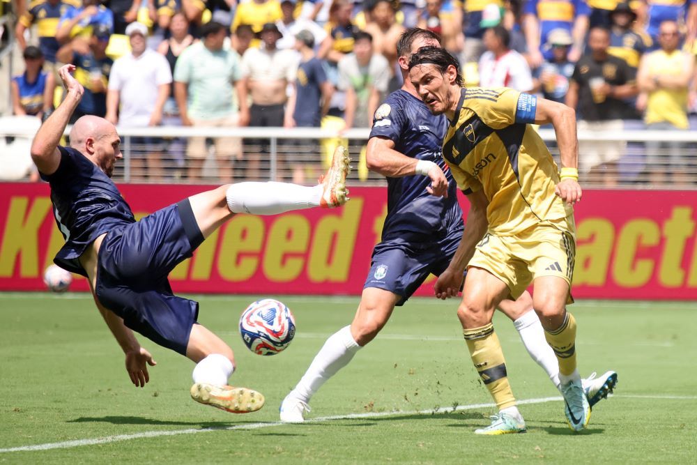 Christian Gray de Auckland City ante Edinson Cavani de Boca Juniors en el Mundial de Clubes Christian Gray de Auckland City ante Edinson Cavani de Boca Juniors en el Mundial de Clubes