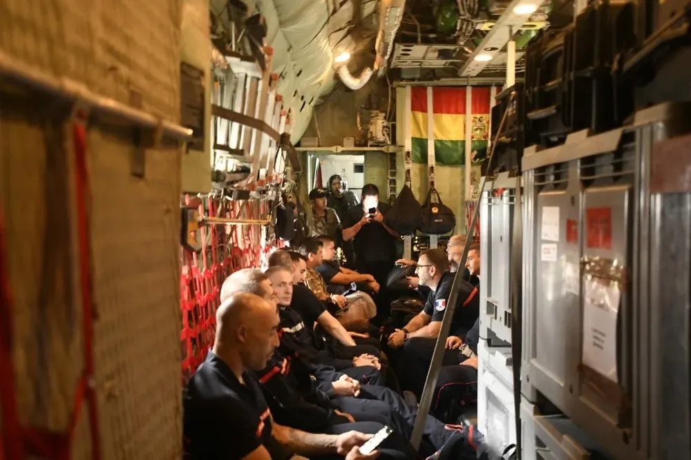 Un equipo de bomberos franceses arribó a Bolivia para colaborar con las fuerzas locales.