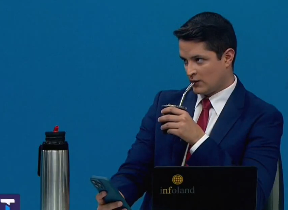 Santiago Wilkins captado tomando mate en el informativo