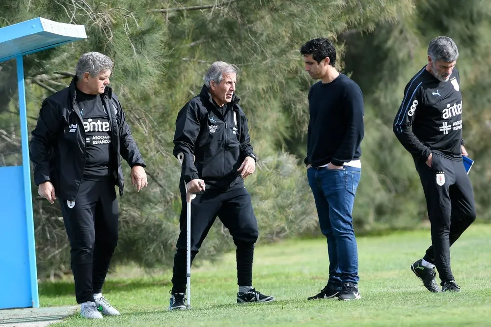 Matís Pérez junto a Tabárez y su cuerpo técnico