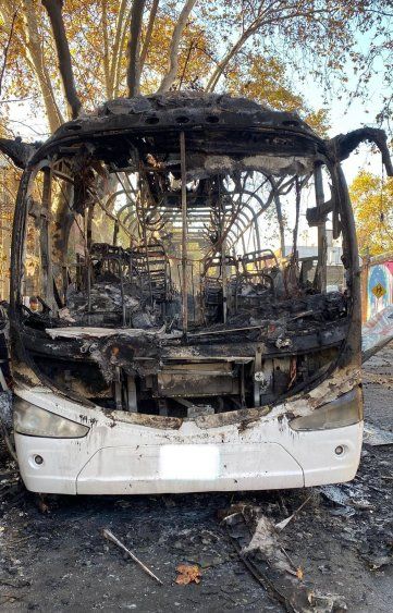 Así quedó el omnibus que se incendió en Reducto