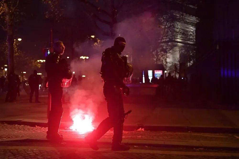 Policias franceses en los festejos tras el triunfo ante Marruecos