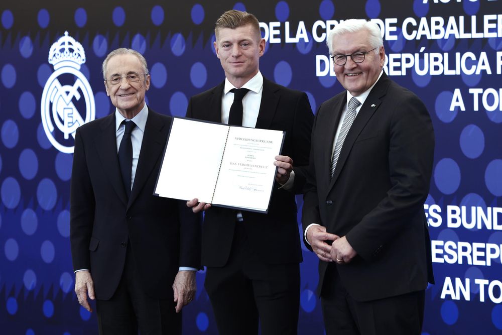 El exfutbolsita Toni Kroos recibe la Cruz de Caballero de la Orden del Mérito de la República Federal de Alemania de manos del presidente de Alemania, Frank-Walter Steinmeier (d), junto al presidente del Real Madrid, Florentino Pérez