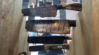 Cuchillos de acero de damasco expuestos en la Expo Prado.