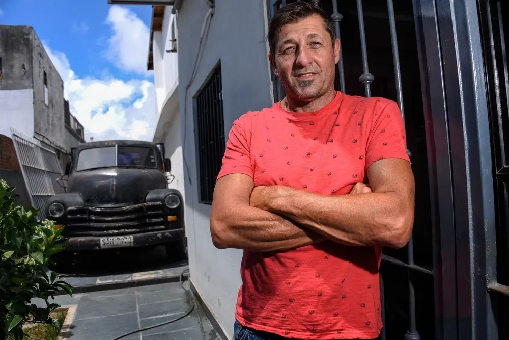 Marcelo Otero en su casa del Cerro de Montevideo