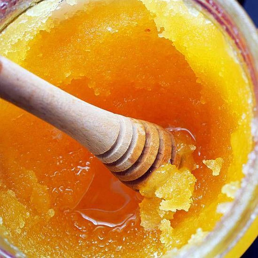 La miel puede cristalizarse en un frasco cerrado, pero no se estropea.