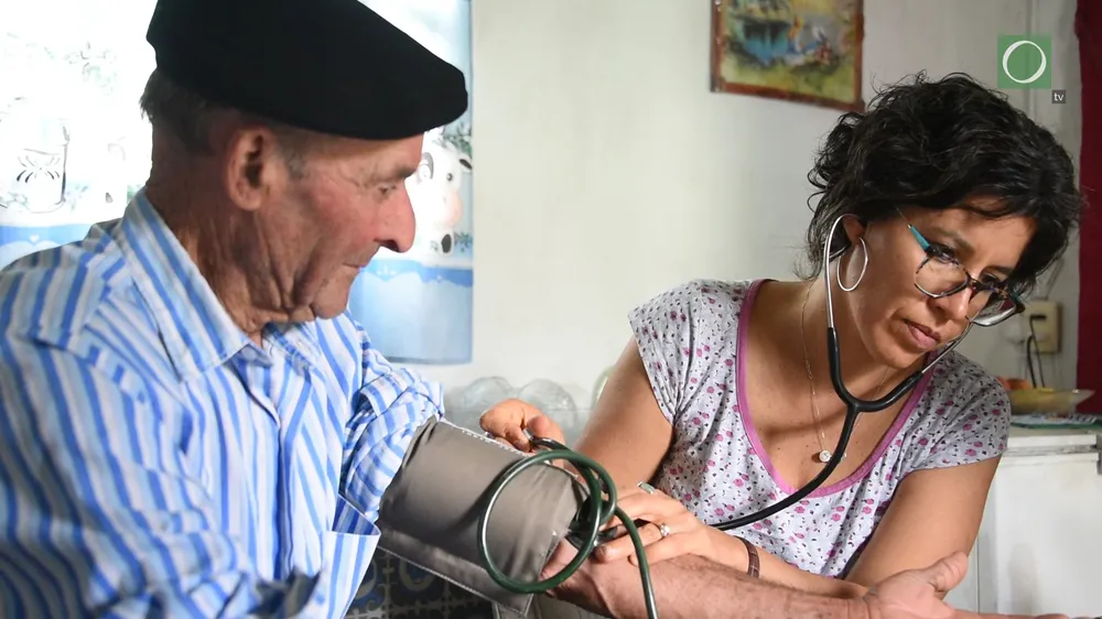 La médica Marcela Cuadrado le toma la presión a Luis, un paciente del centro de San Bautista
