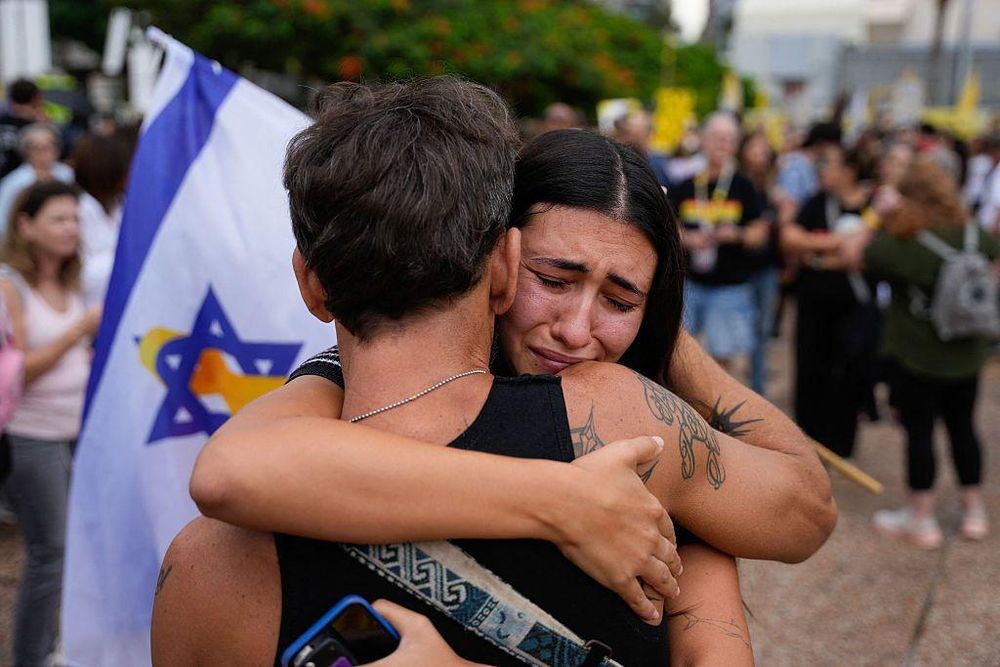 Las reacciones de los israelíes en Hostage Square (Plaza de los Rehenes) de Tel Aviv el 9 de octubre de 2025, tras conocerse la noticia de un nuevo acuerdo de alto el fuego en Gaza.