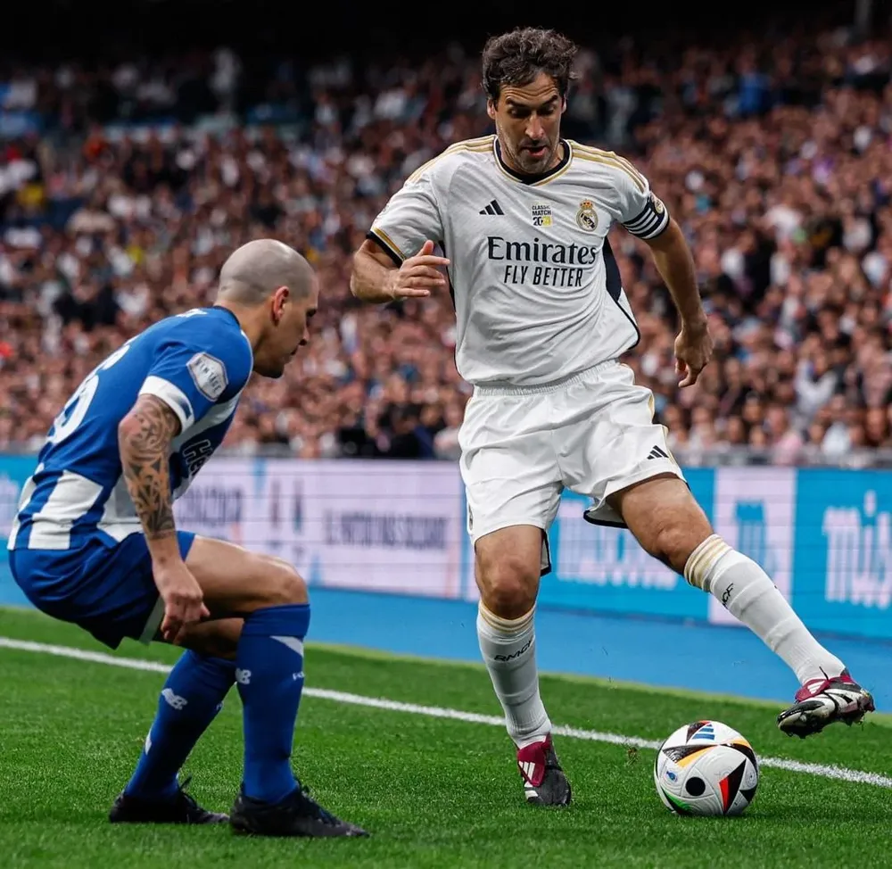 Maximiliano Pereira con Porto marcando al histórico Raúl de Real Madrid