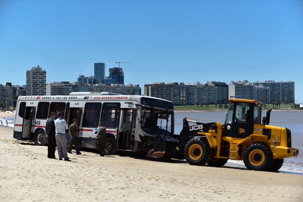 Accidente de ómnibus de Cutcsa en la playa de Pocitos