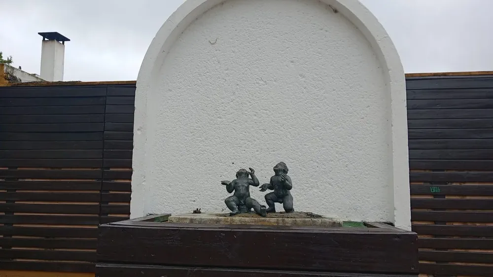 Así quedó la estatua sin la loba