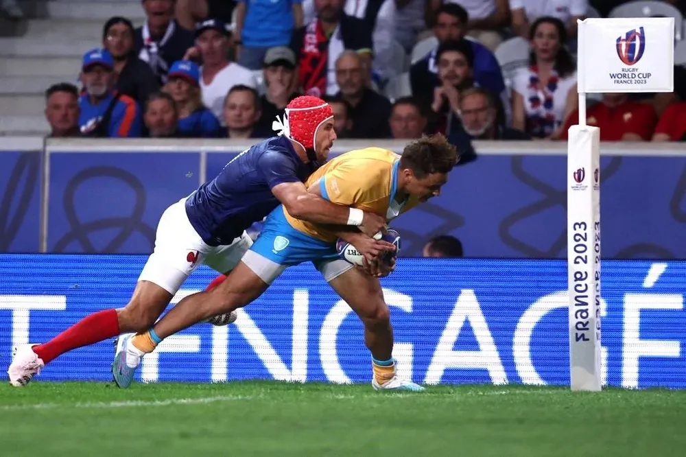 Nicolás Freitas rumbo al primer try del partido ante Francia